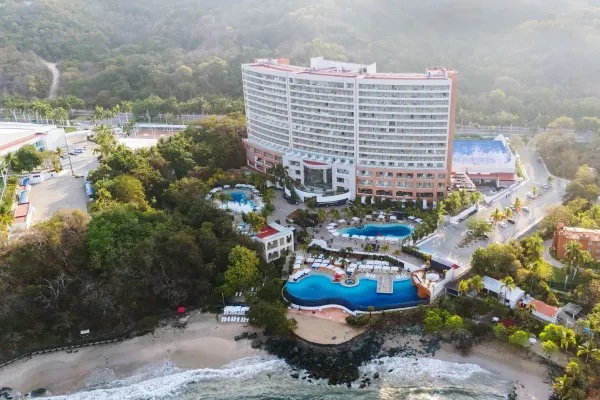 Vista aérea del hotel Azul Ixtapa Grand frente al mar
