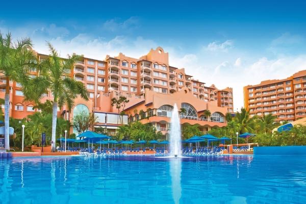 Alberca y edificios del hotel Azul Ixtapa
